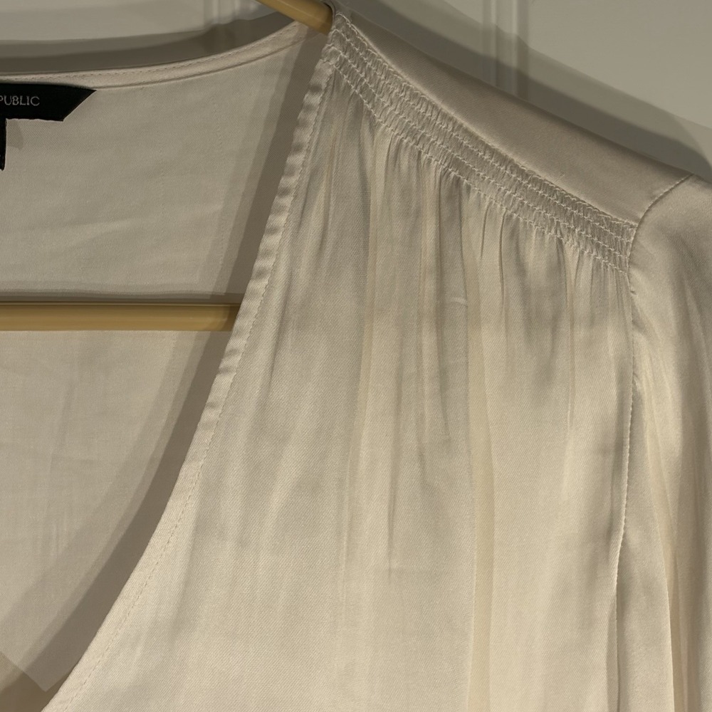 Banana Republic Ivory Satin Long Sleeve V-Neck Blouse Small - Picture 3 of 7